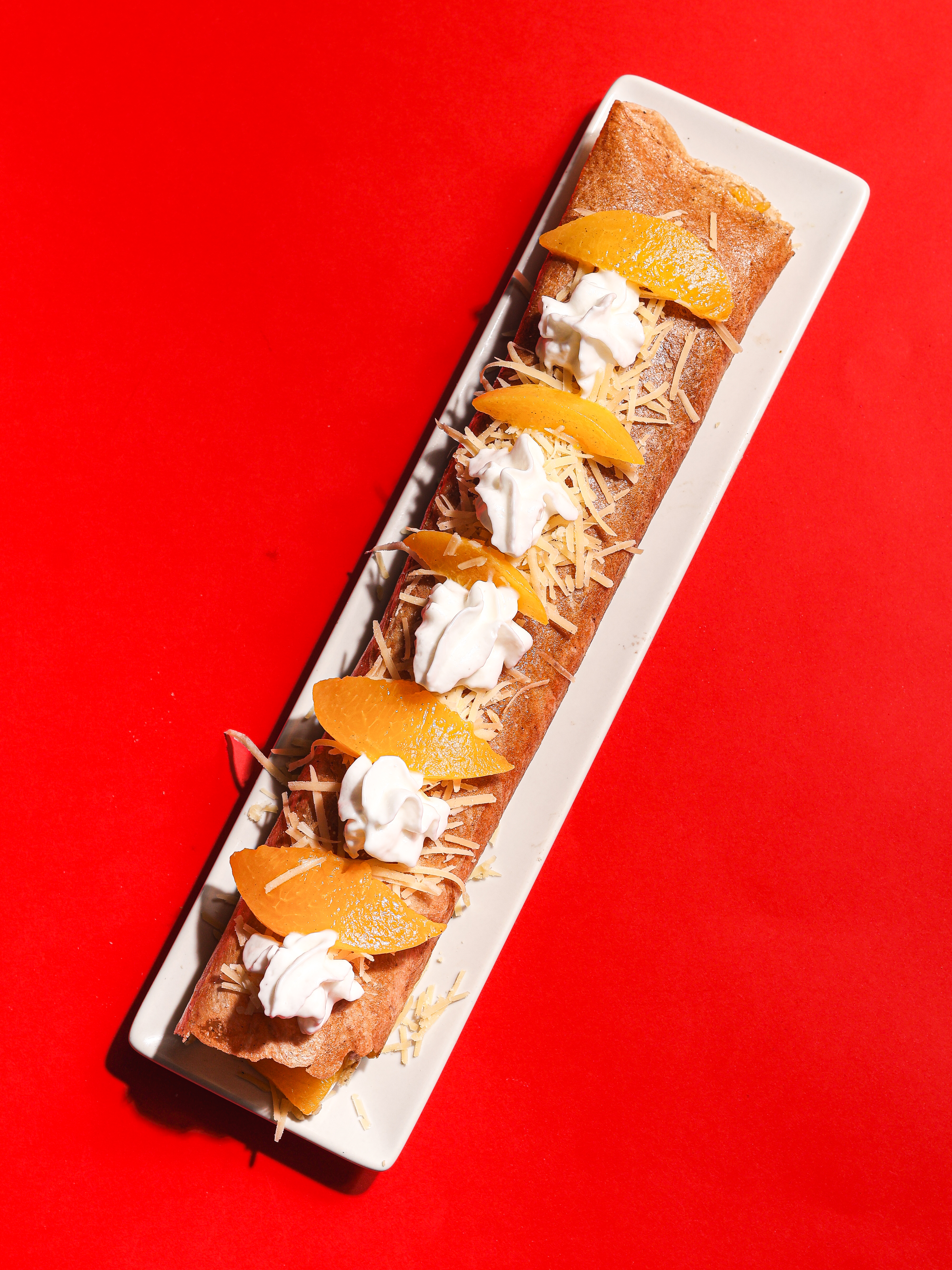 Marquesita Peaches & Cream con crema batida y duraznos